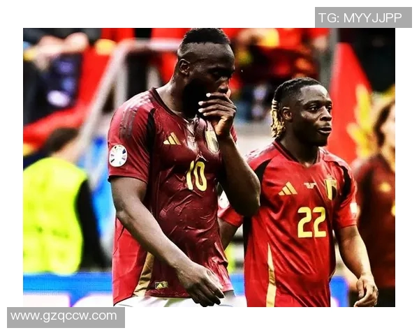 三人滑跪庆祝瞬间震撼全场 足球球星默契展现无与伦比团队精神