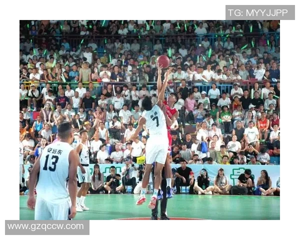 篮球球星走进足球场亲临比赛现场展现独特风采与激情 篮球球星走进足球场亲临比赛现场展现独特风采与激情